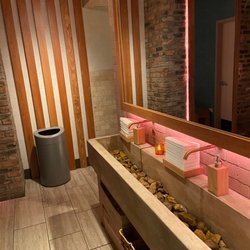 LÝRA - Cute bathrooms with troph style sink
