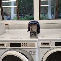 Outdoor World Moody Beach Resort - Items left behind. No cleaning crew to clean the floors or washers. Filthy!