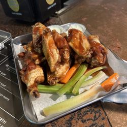 Nip-N-Tuck Bar & Grill - Wings
