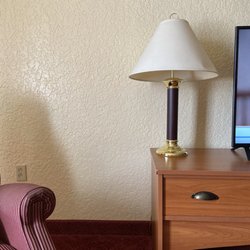 Murphys Suites - Simple elegant decor, upgraded TVs!