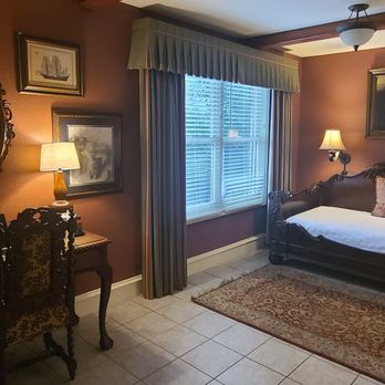 The Sanford House Inn - Desk and Daybed - Regency Cottage - Hotels Near Me - Arlington, Texas The Sanford House Inn - Desk and Daybed - Regency Cottage - Hotels Near Me - Arlington, Texas