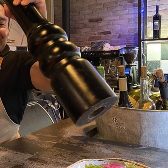 L’Oro Di Napoli - A might peppermill serving up freshly ground pepper at L'Oro Di Napoli in Petaluma. - Italian Near Me - Petaluma, California