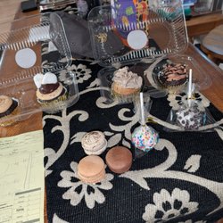 Cupcakes macarons and cake pops.