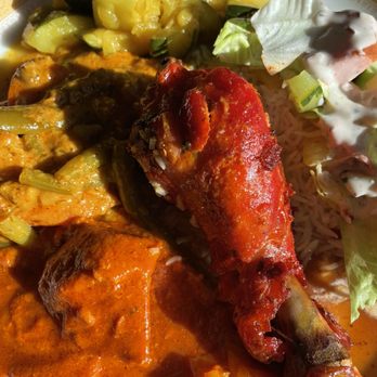 India Pavilion - Daily buffet spread: chicken tandoori, zucchini curry, vegetable navratan korma, chicken tikka masala, fresh mixed salad - Indian Near Me - Cambridge, Massachusetts
