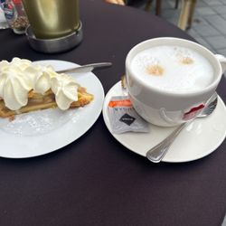 Aux Pays Bas - Apple Pie and Cappuccino