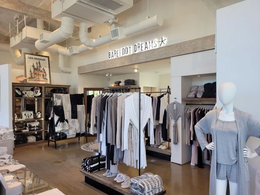 Barefoot Dreams Flagship Store by null