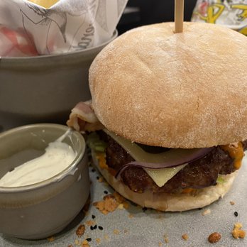 Ellis Gourmet Burger - Fast Food Near Me - Bruges, VWV Ellis Gourmet Burger - Fast Food Near Me - Bruges, VWV