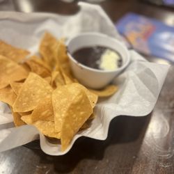 Mucha Comida Chapina - Complimentary chips and frijoles