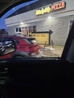 Windy City Pizza by null