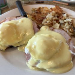 Yorktown Coach - Eggs Benedict