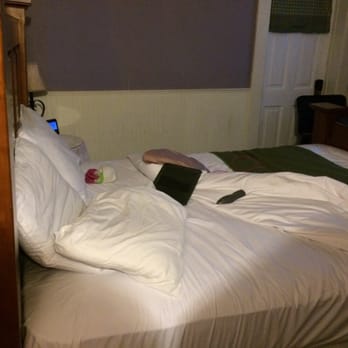Royal Carriage Inn - Our queen size bed - Hotels Near Me - Jamestown, California