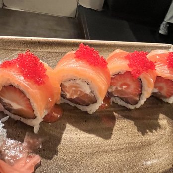 Sushi Café Avenida - Strawberry maki - Japanese Near Me - Lisbon, 11