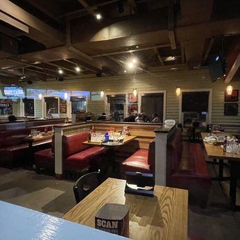 Chili's - Empty yet filthy tables. - American Near Me - Huntsville, Texas