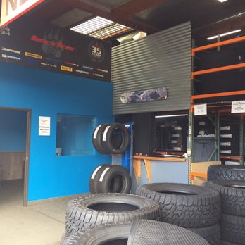 Bear's Tire - Another one with the customer lounge on the left side of this photo - Tires Near Me - San Diego, California