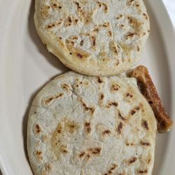 Pupusas Los Primos - Pupusas Revuelta and queso con chicharron