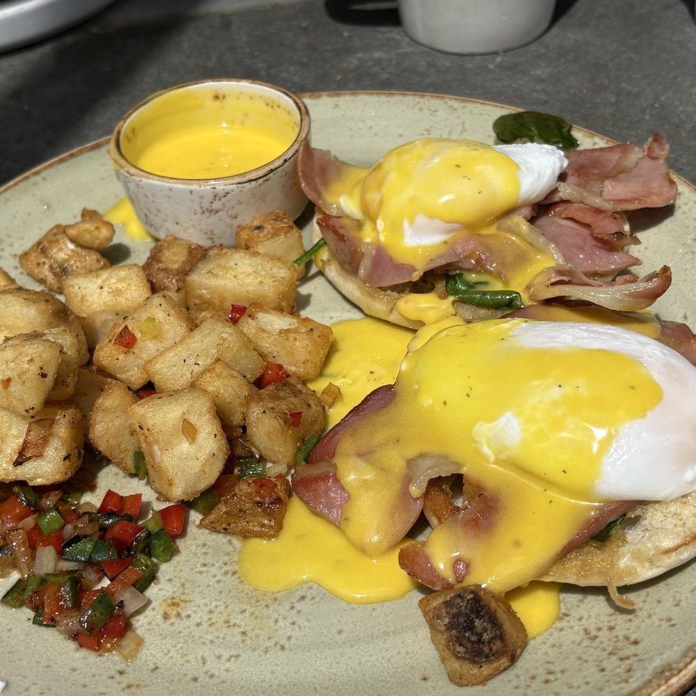 Prosciutto and spinach Benedict Prosciutto and spinach Benedict
