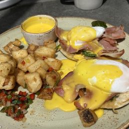 Prosciutto and spinach Benedict