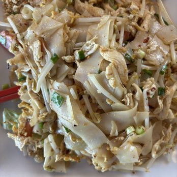 Thai Boran - Wide noodles with veggies and chicken. - Thai Near Me - Albuquerque, New Mexico Thai Boran - Wide noodles with veggies and chicken. - Thai Near Me - Albuquerque, New Mexico