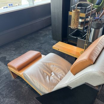 Alaska Lounge - North Satellite - Lounge in comfort - Airport Lounges Near Me - Seattle, Washington Alaska Lounge - North Satellite - Lounge in comfort - Airport Lounges Near Me - Seattle, Washington