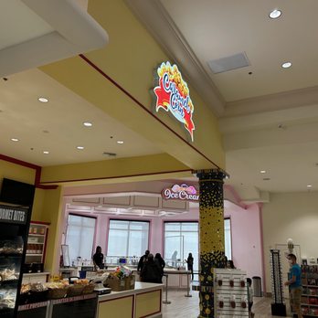 EddieWorld - Flavored popcorn and hand-scoop ice cream counters; sandwiches and salads on the left - Service Stations Near Me - Yermo, California