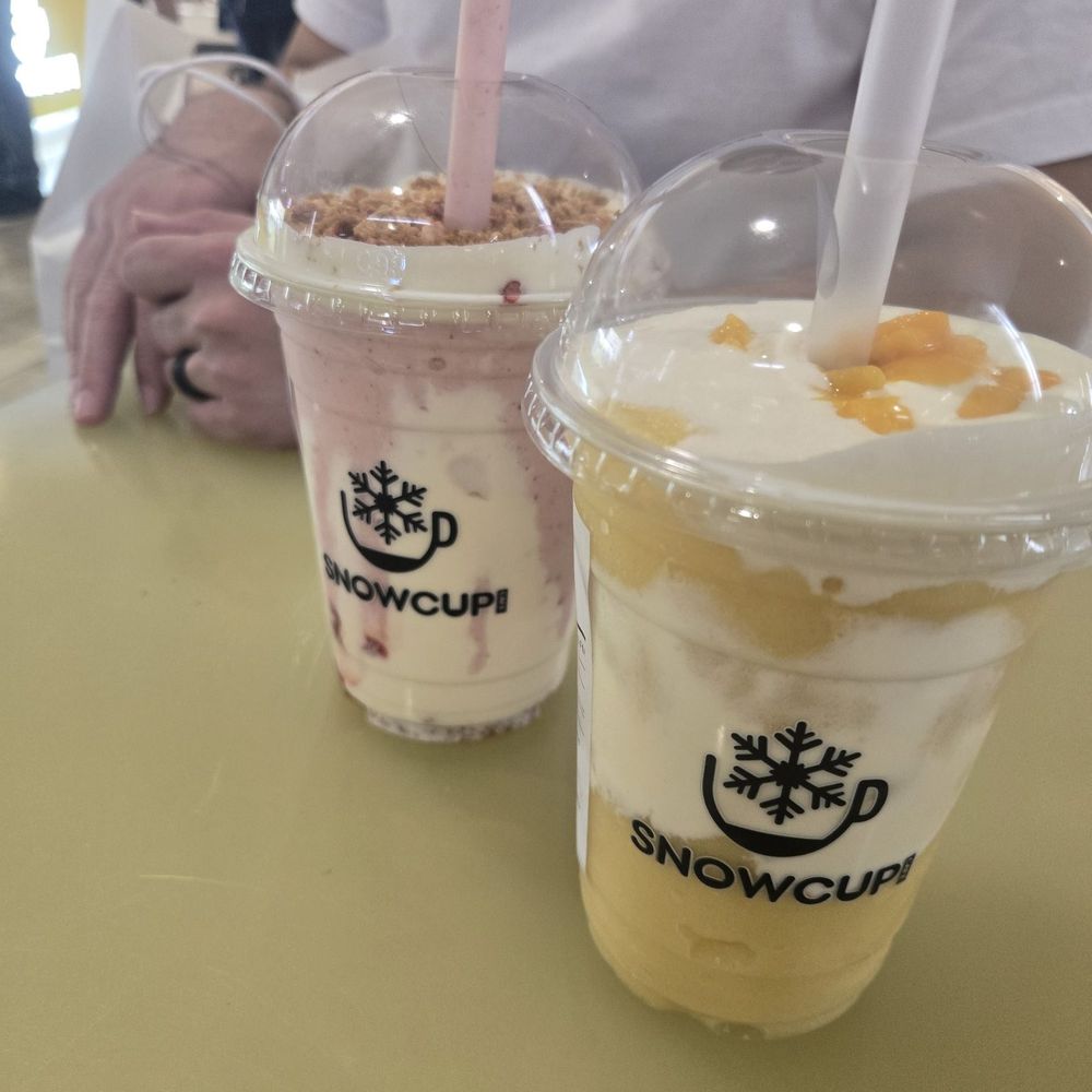 Mango supreme blended drink & strawberry vanilla cake Mango supreme blended drink & strawberry vanilla cake