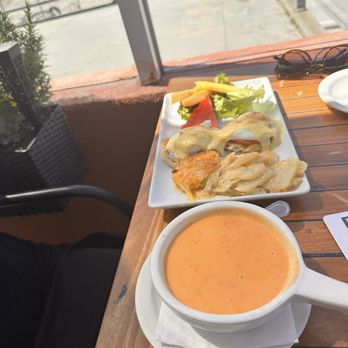 Belmont Brewing - Eggs Benedict with the lobster bisque soup - Breweries Near Me - Long Beach, California Belmont Brewing - Eggs Benedict with the lobster bisque soup - Breweries Near Me - Long Beach, California