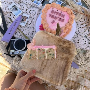 crème cake - Custom Cakes Near Me