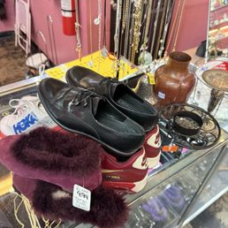 My big shoe score! Hokas, Nike! Vintage vases and candle holders! My big shoe score! Hokas, Nike! Vintage vases and candle holders!