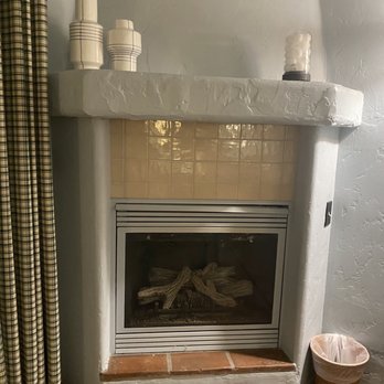 Palihouse Santa Barbara - Room chimney - Hotels Near Me - Santa Barbara, California