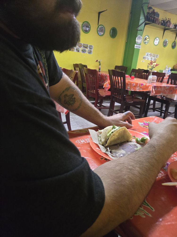 Iguana House Taqueria Pavita