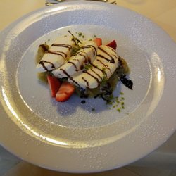 Hotel Hirsch - Weisses Schokoladenparfait auf Rhabarberkompott