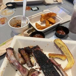 Rib plate. Baked beans. Fries.
