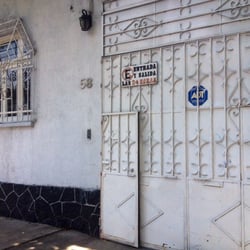 Taller Arteluz - Es una casa blanca. Al lado hay un negocio de bagels y otro de pizzas.