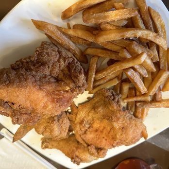 Mascoutah Steak House - 1/2 Fried Chicken and fries - American Near Me - Mascoutah, Illinois