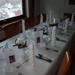 Talblick - Festliche Tafel mit personifizierten Menükarten auf dem Tisch