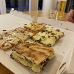 Pizza al Porto - Sausage-mushroom and simply mozzarella.