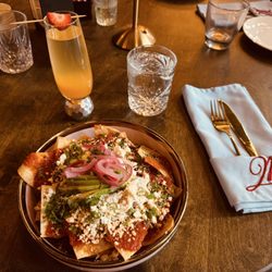 Matilda Restaurante - Chilaquiles rojos y peach mimosa