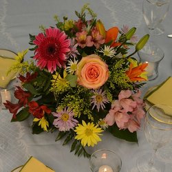 Bloomsberry Flowers - Mix low Harry's centerpiece.