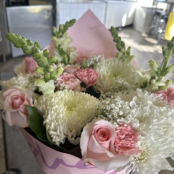 Patty's flower paradise - Patty's flowers always has a good arrangement - Floral Designers Near Me - Long Beach, California