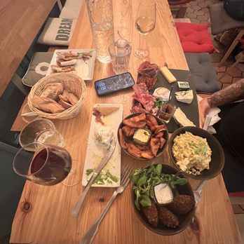 Les Apôtres de Pigalle - Wine Bars Near Me - Paris, 75 Les Apôtres de Pigalle - Wine Bars Near Me - Paris, 75