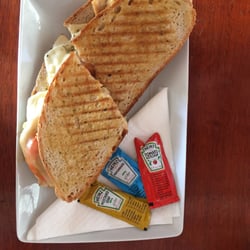Bar Água Salgada - Tosta de pollo, queso y tomate