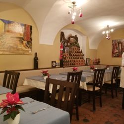 Trattoria La Campana Da Enzo - main dining space