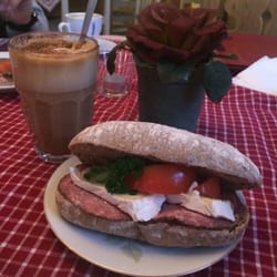 Café Lilla Mari - Tomtelatte & brie/salamismörgås