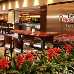 華岸酒吧扒房 - Being one of Hong Kong's most renowned American steakhouses, The China Coast Bar + Grill at Regal Airport Hotel exudes class and style.