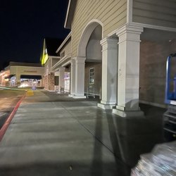 Best Buy - Soquel - Exterior lights out 12/6/2022.