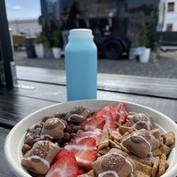 Funky Milk Cereal Bar - Cereal bowl, cereal de cocos Puffs y Cinnamon touch Crunch topping fresas y mini pop tarts leche azul