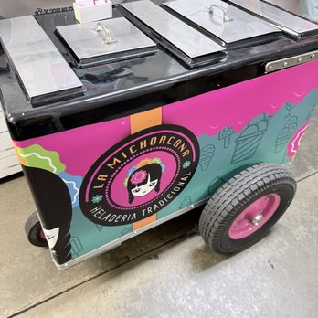 La Michoacana Heladeria Tradicional - Ice cream cart - Juice Bars & Smoothies Near Me - Long Beach, California