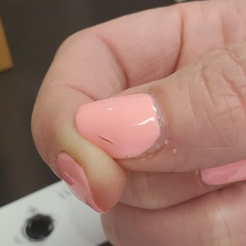 Tippi Nail Bar - Day 5. I have never even seen gel crack right in the middle of the nail AND THE NAIL IS NOT BROKEN!!! - Nail Salons Near Me - Eugene, Oregon