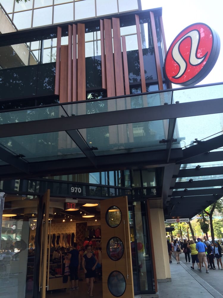 lululemon hours robson