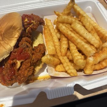 Dave's Hot Chicken - Chicken Shop Near Me - Lake Mary, Florida